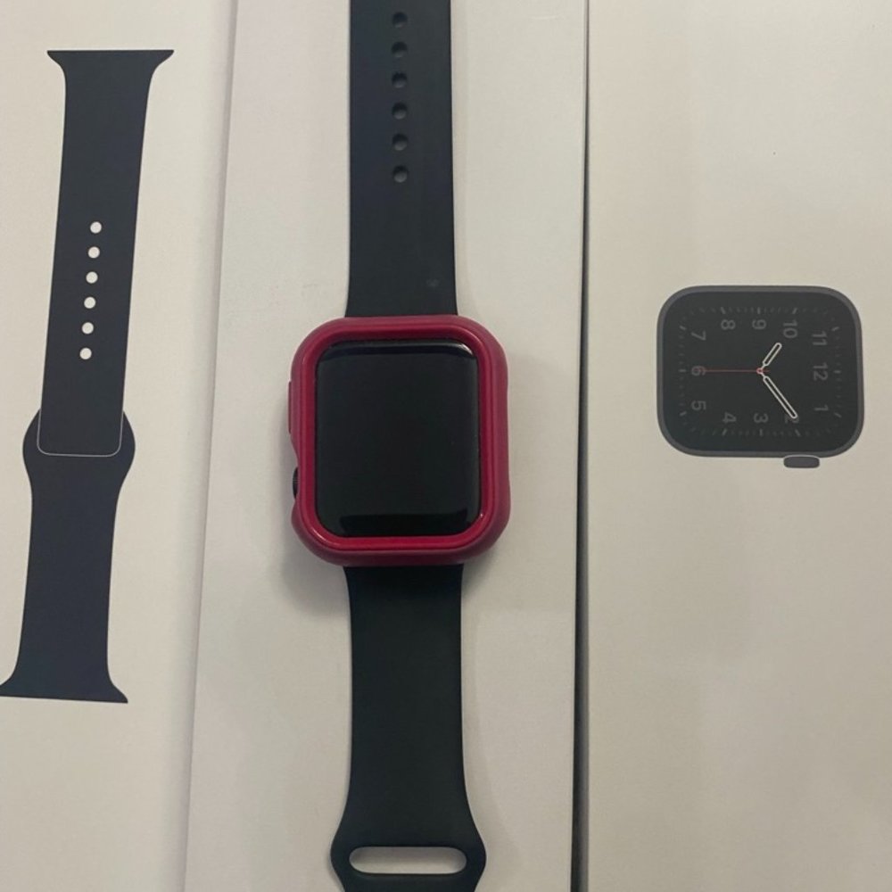 COPY - NWOT APPLE WATCH SE 44M SCREEN W/BLACK WRIST BAND